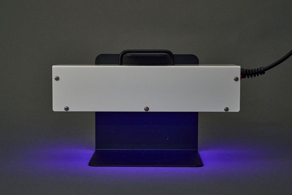 三波长紫外灯XEPU-1338LMS配合台式支架工作